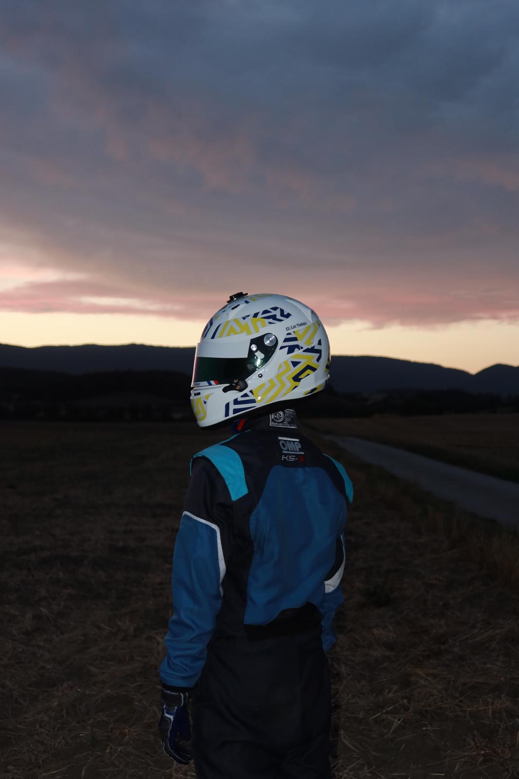 De dos, casque sur la tête