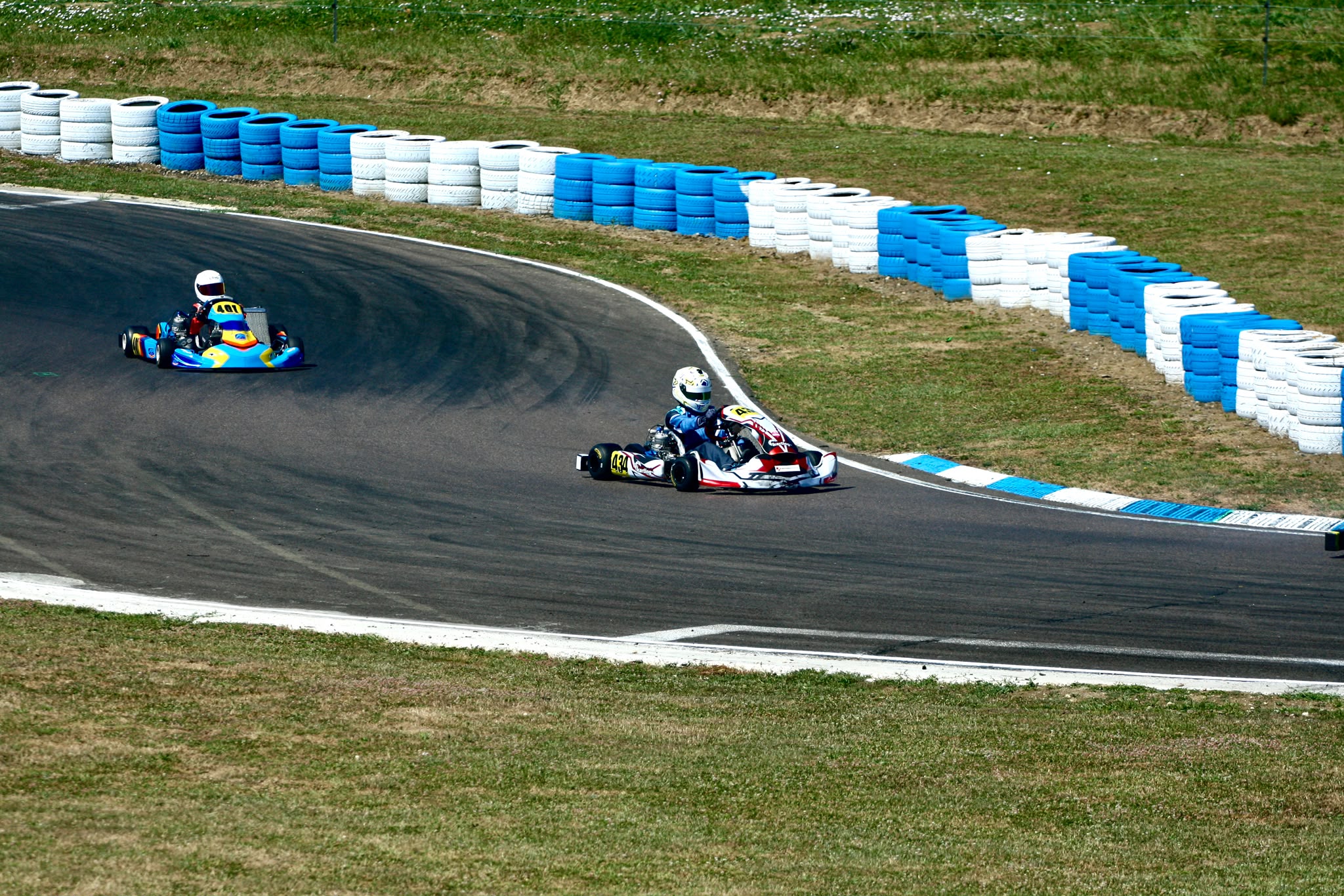 Deux karts en piste